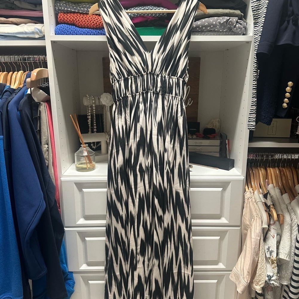 Black and White Patterned Maxi Dress - Picture 6 of 6